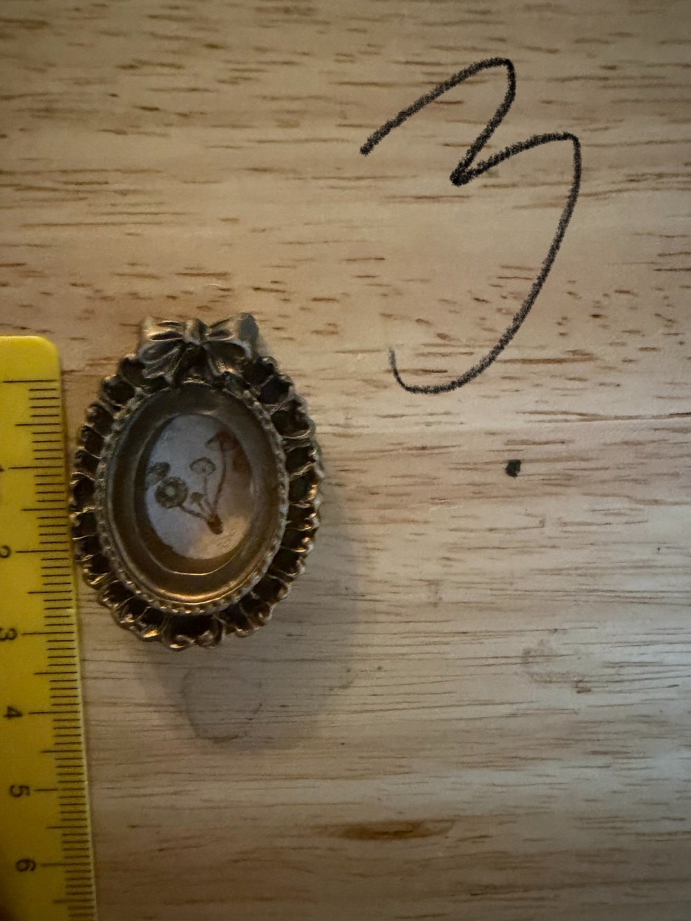 Vintage-Style Oval Frame in Gold Tone